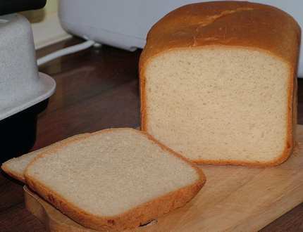 Fehér kenyér kenyérsütő gépben 